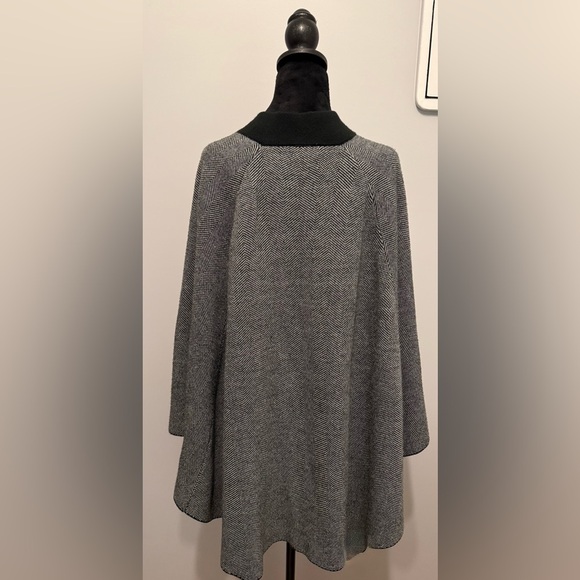 Charlie Paige Black & White Herringbone Cape with Pockets One Size Fits All - Picture 5 of 6